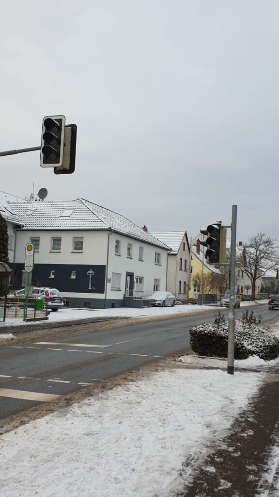 Dieses Bild hat ein leeres Alt-Attribut. Der Dateiname ist Ampel_Aus_1-576x1024-1.jpg